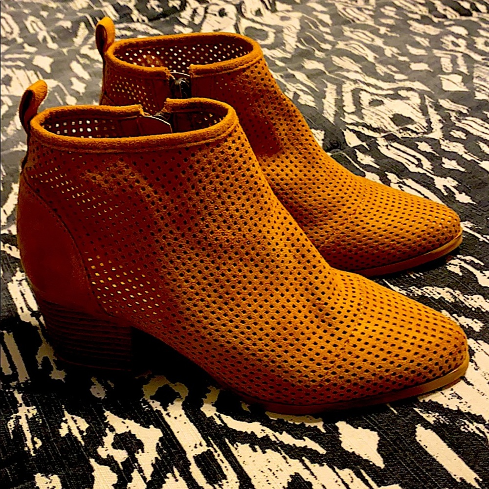 Great condition QUIPID BOOTIES.